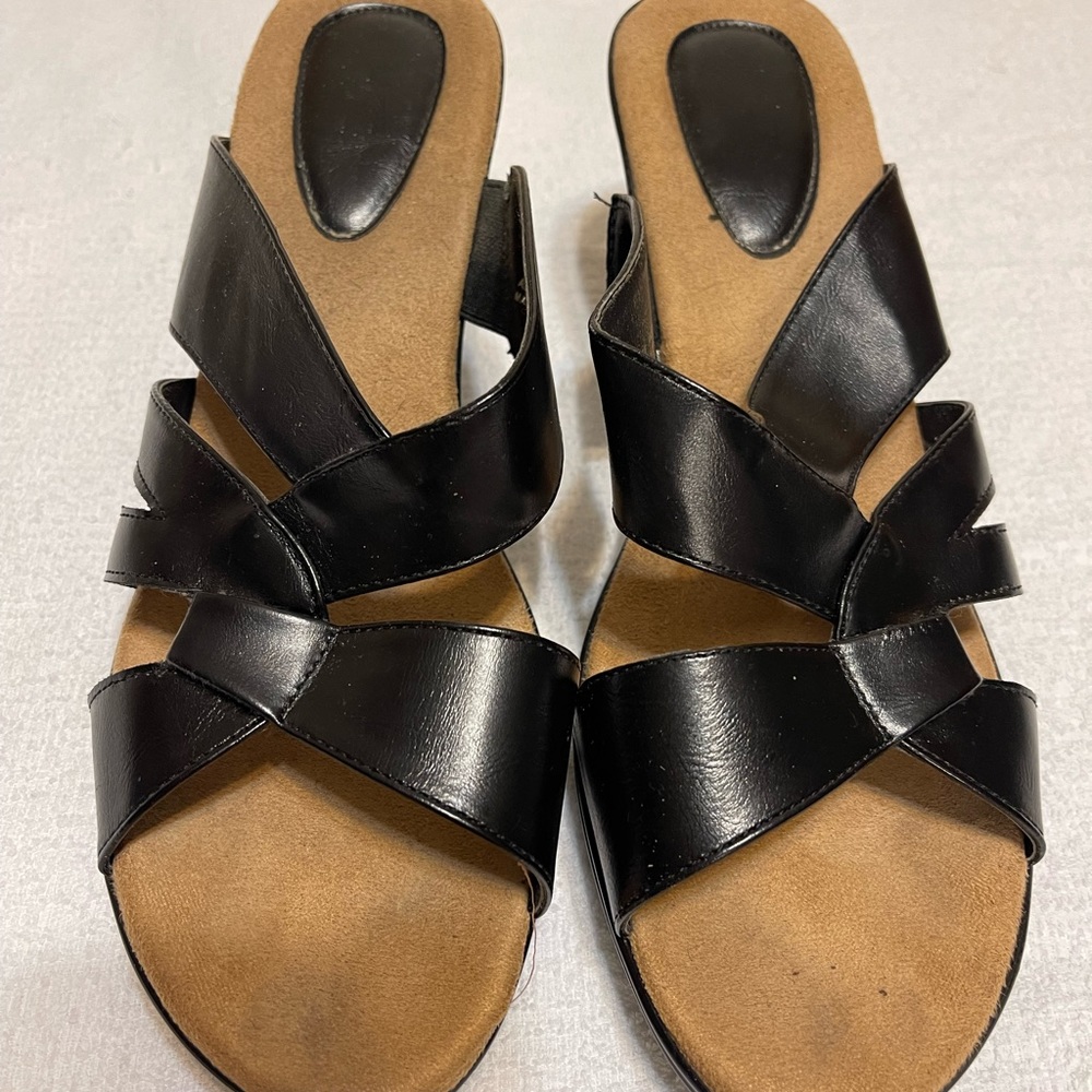 Dressy black sandal 12W fit. Feature a comfortable a round open toe.